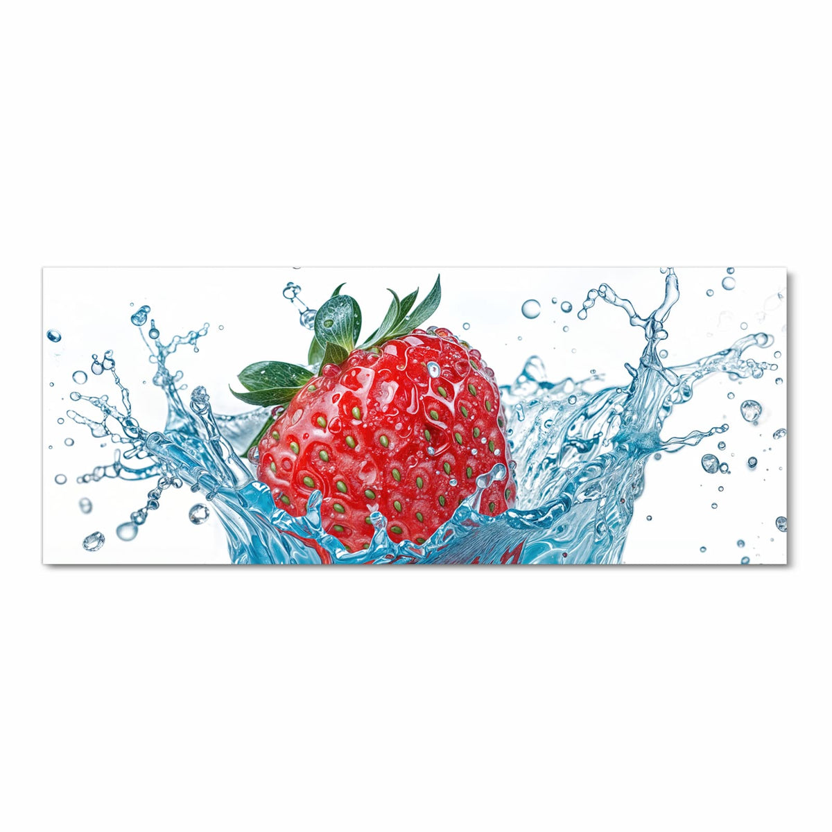 Erdbeere taucht in blau schimmerndes Wasser, Spritzer ringsum