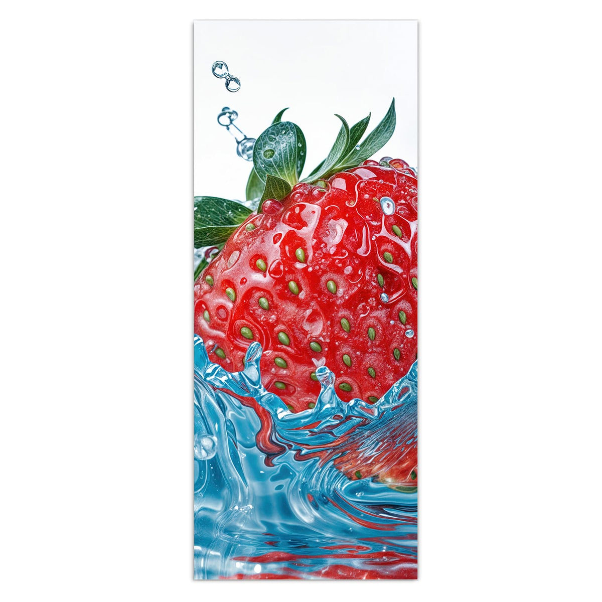 Erdbeere taucht in blau schimmerndes Wasser, Spritzer ringsum