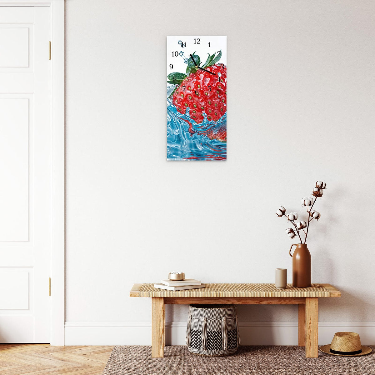 Moderne Wanduhr aus Glas mit Farbtiefe – Wanduhr Erdbeere Spritzer aus Glas – Hochformat 30 × 60 cm