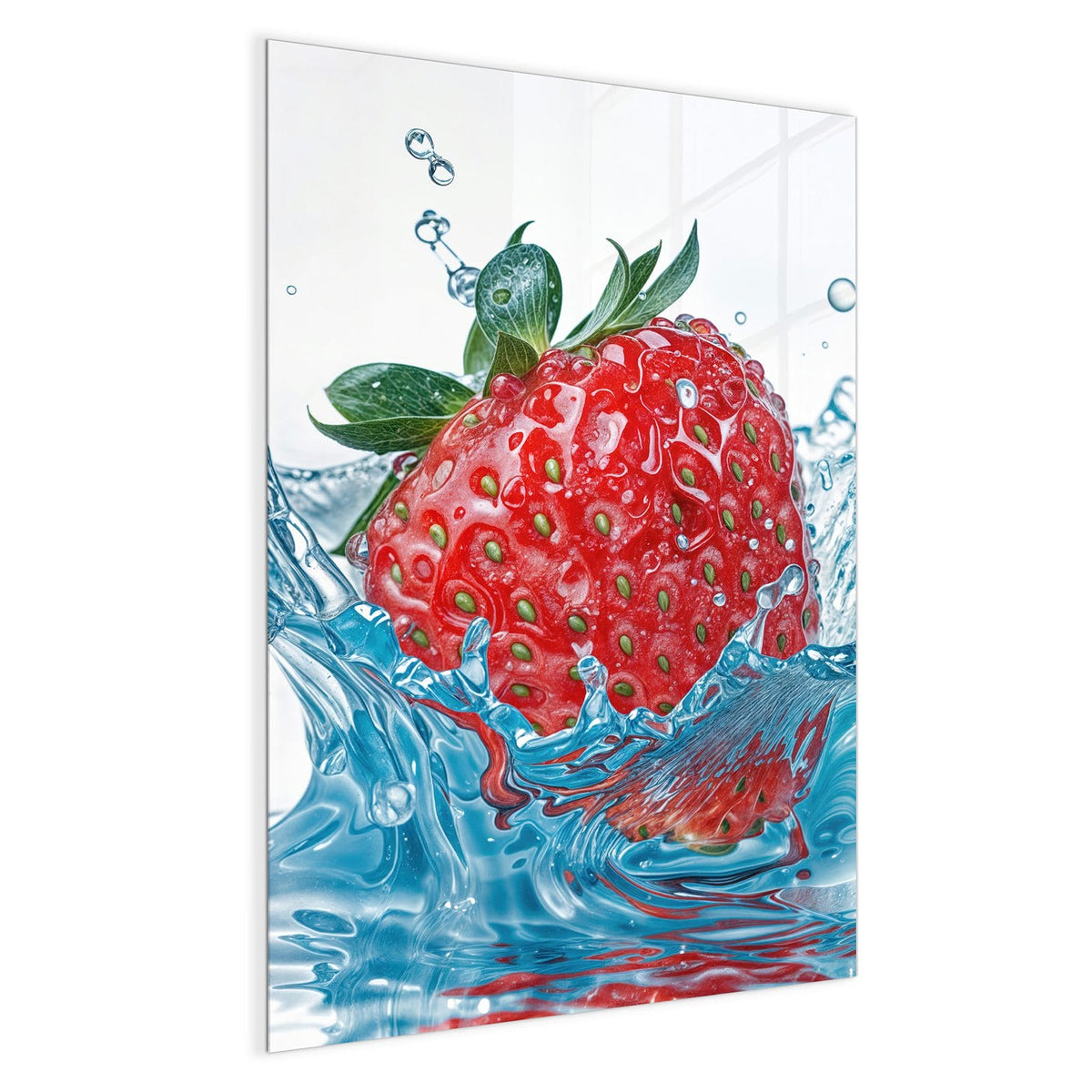 Erdbeere taucht in blau schimmerndes Wasser, Spritzer ringsum