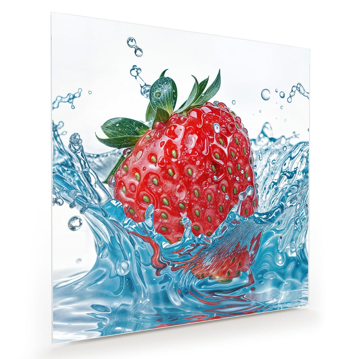 Erdbeere taucht in blau schimmerndes Wasser, Spritzer ringsum