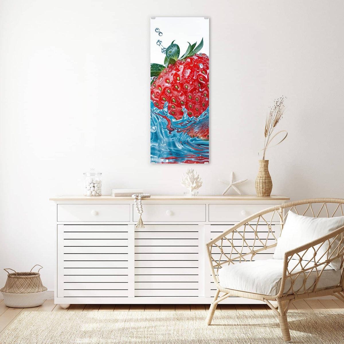 Glasbild Eintauchende Erdbeere an der Wand – Erdbeere taucht in blau schimmerndes Wasser, Spritzer ringsum