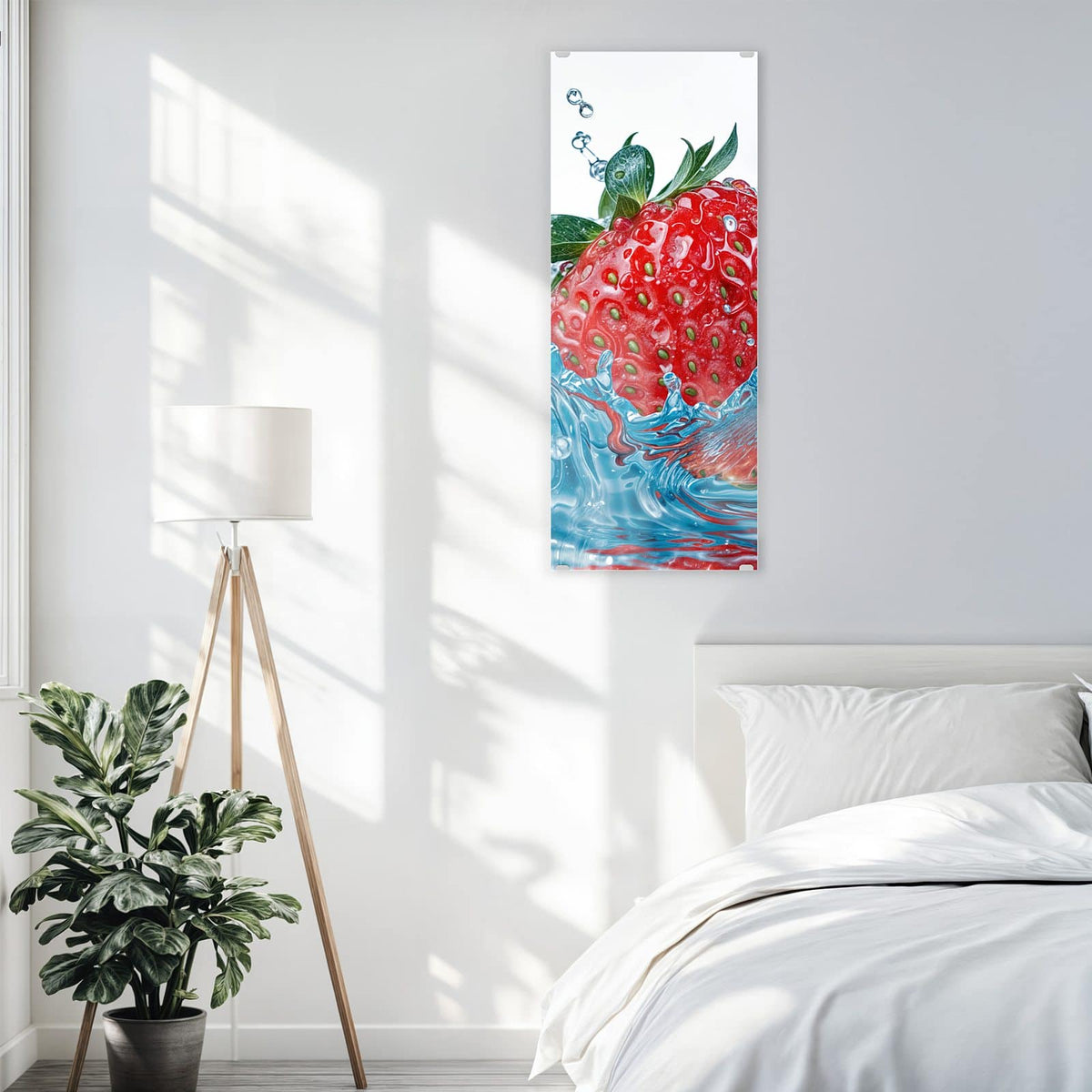Glasbild Eintauchende Erdbeere an der Wand – Erdbeere taucht in blau schimmerndes Wasser, Spritzer ringsum