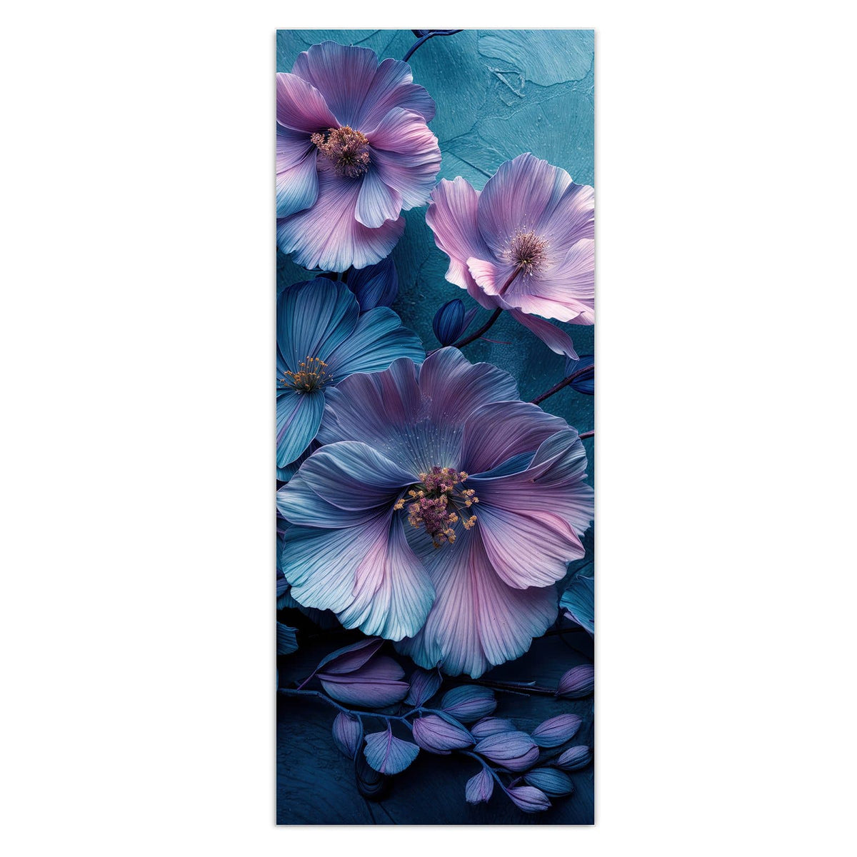 Blauviolette Malvenblüten vor türkis verputztem Grund.