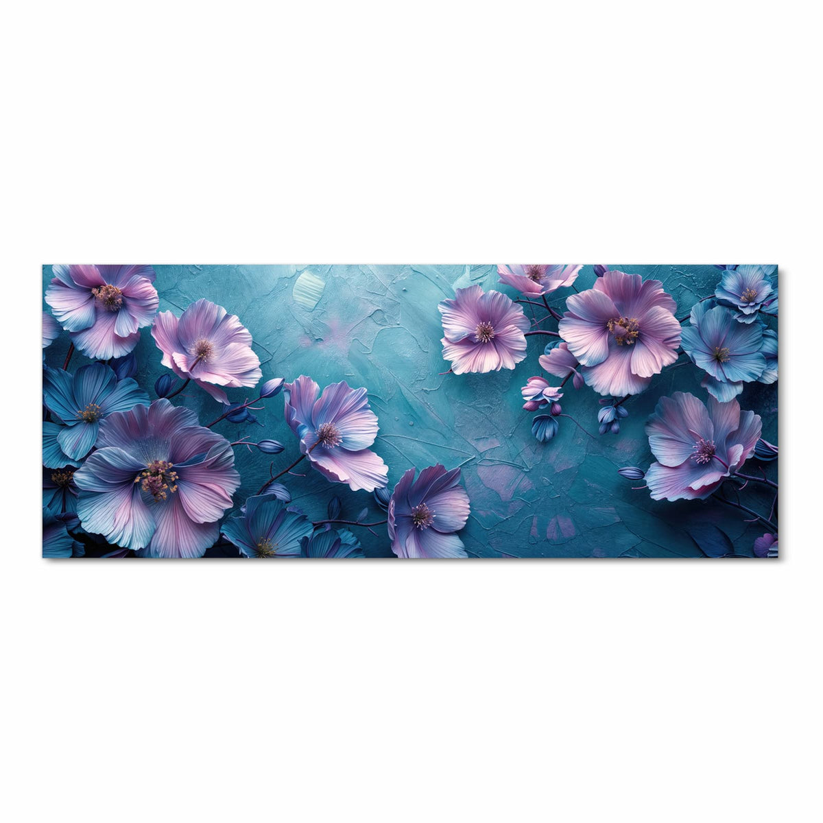 Blauviolette Malvenblüten vor türkis verputztem Grund.