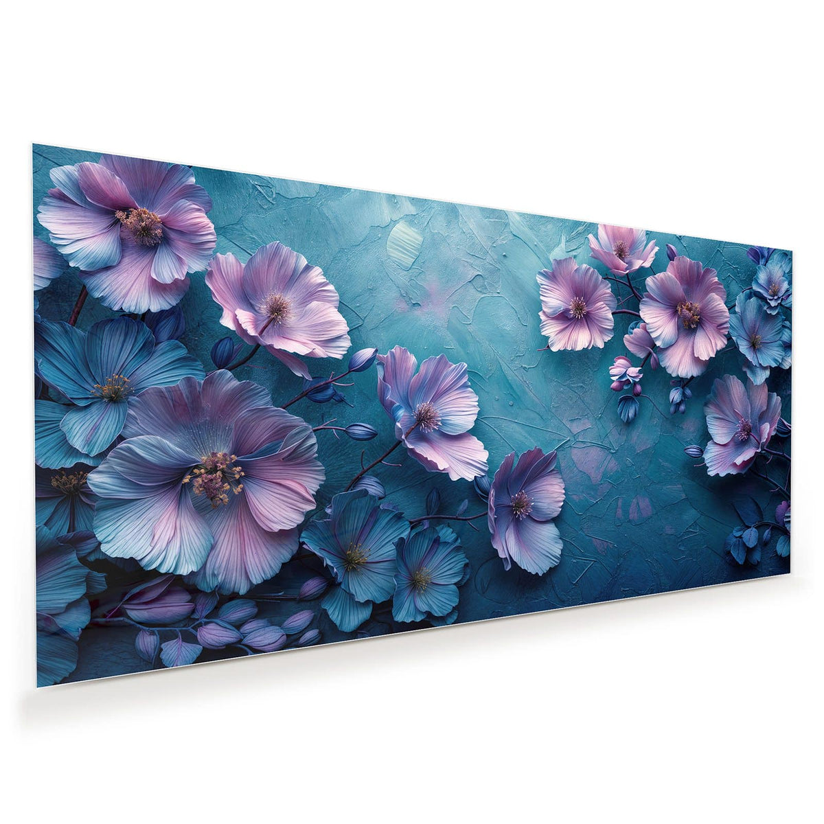 Blauviolette Malvenblüten vor türkis verputztem Grund.