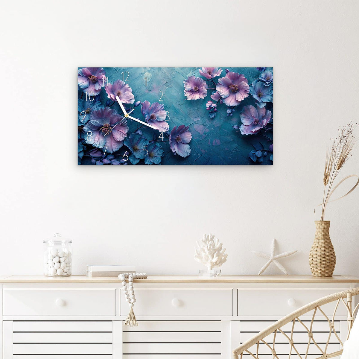 Wanduhr Blumenmuster aus Glas – Querformat 60 × 30 cm – Blaue und violette Blüten auf Aqua