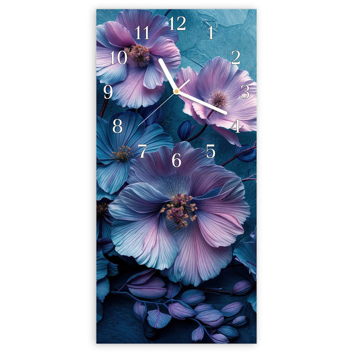 Wanduhr aus Glas, Ziffernblatt Klassisch: Blauviolette Malvenblüten vor türkis verputztem Grund. #ziffernblatt_Klassisch