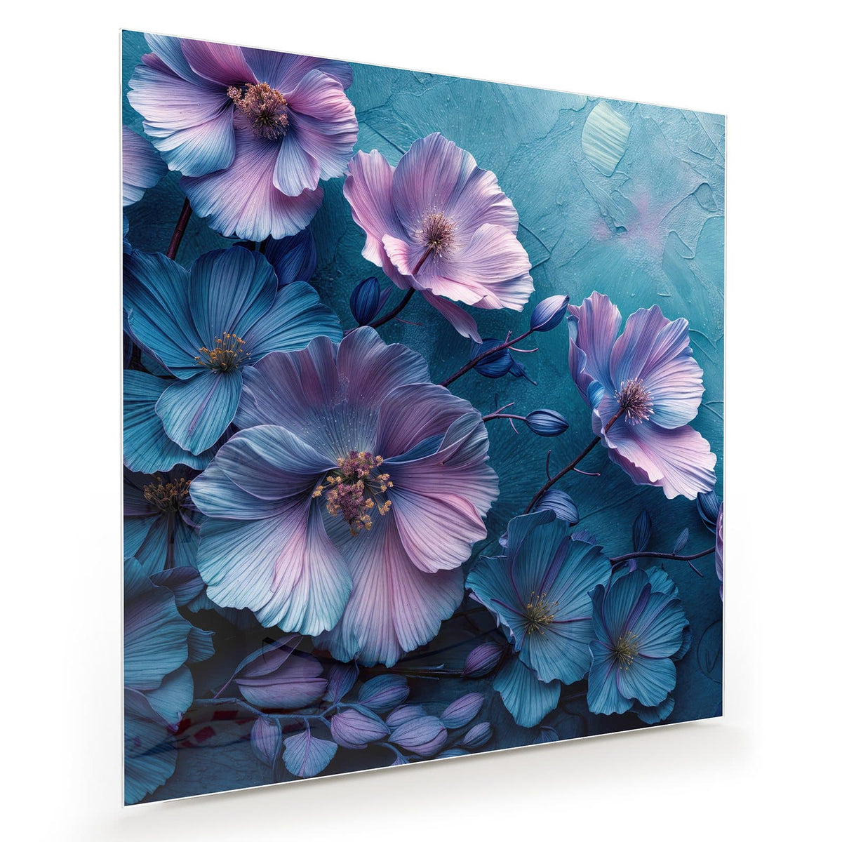 Blauviolette Malvenblüten vor türkis verputztem Grund.
