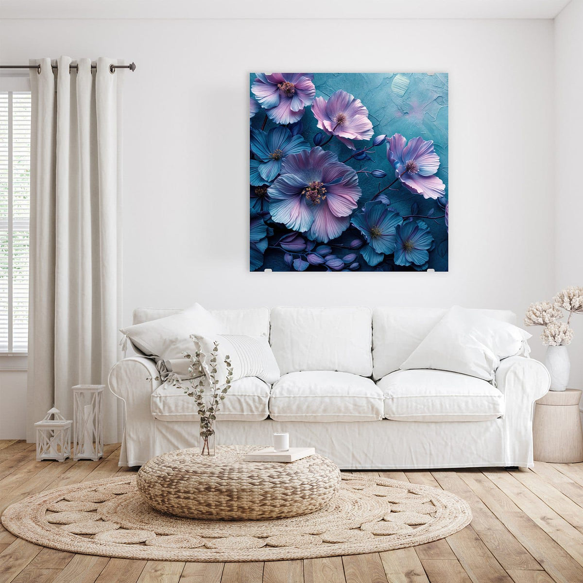 Glasbild Malven auf Türkis an der Wand – Blauviolette Malvenblüten vor türkis verputztem Grund.
