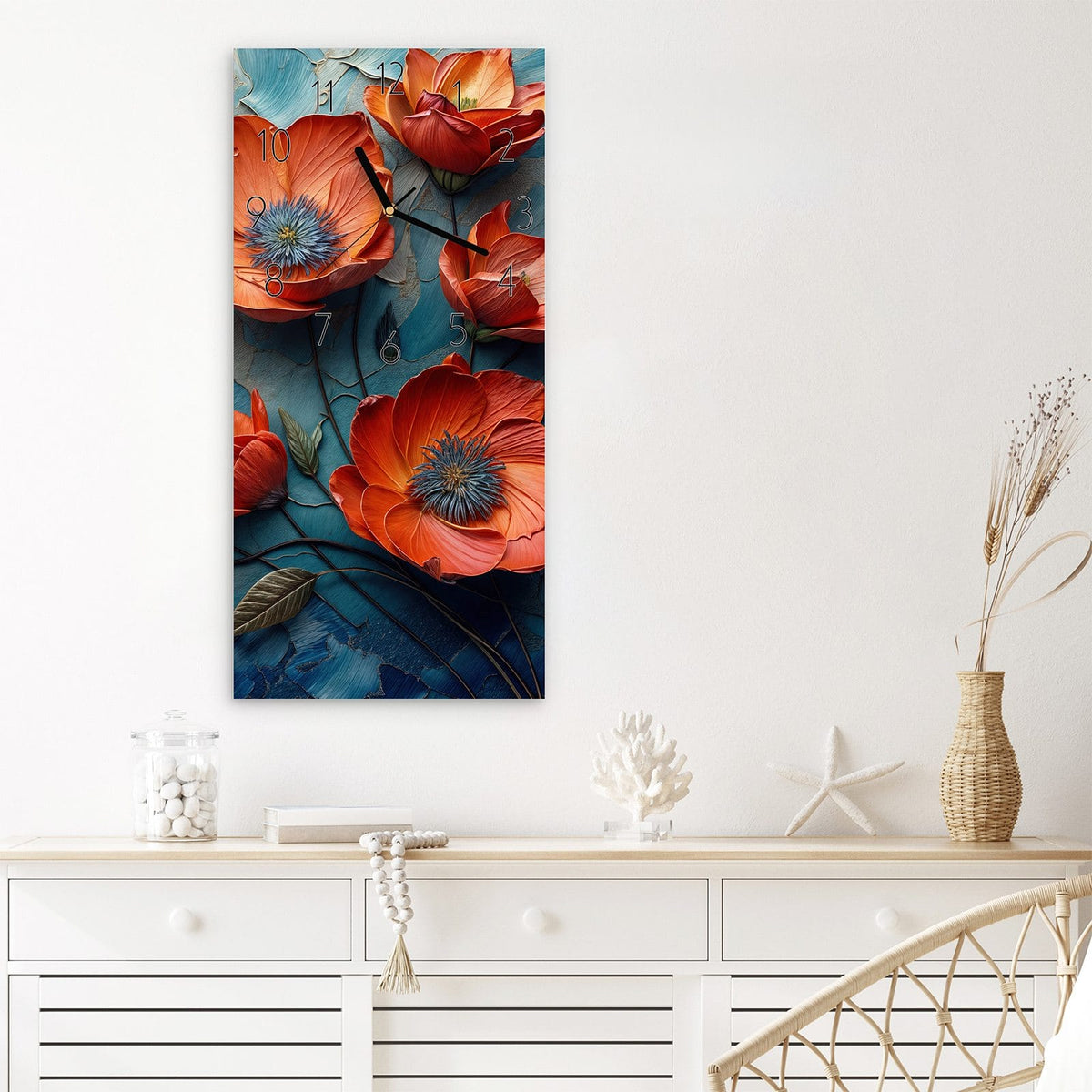 Wanduhr aus Glas im Hochformat Oranger Mohn auf Blau mit Ziffernblatt Elegant über einem weißen Sideboard