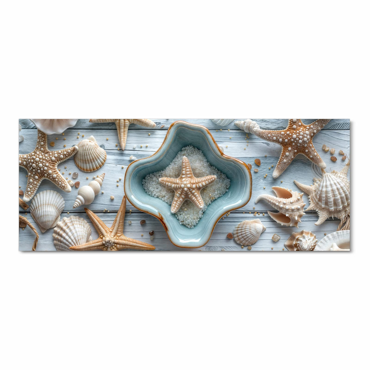 Seesterne und Muscheln auf heller Holzdiele, in der Mitte eine Schale mit grobem Salz
