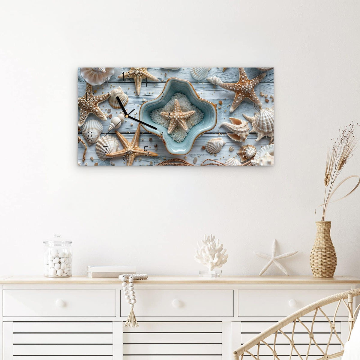 Wanduhr Muscheldeko Sternform aus Glas – Querformat 60 × 30 cm – Seesterne und Muscheln auf hellem Holz