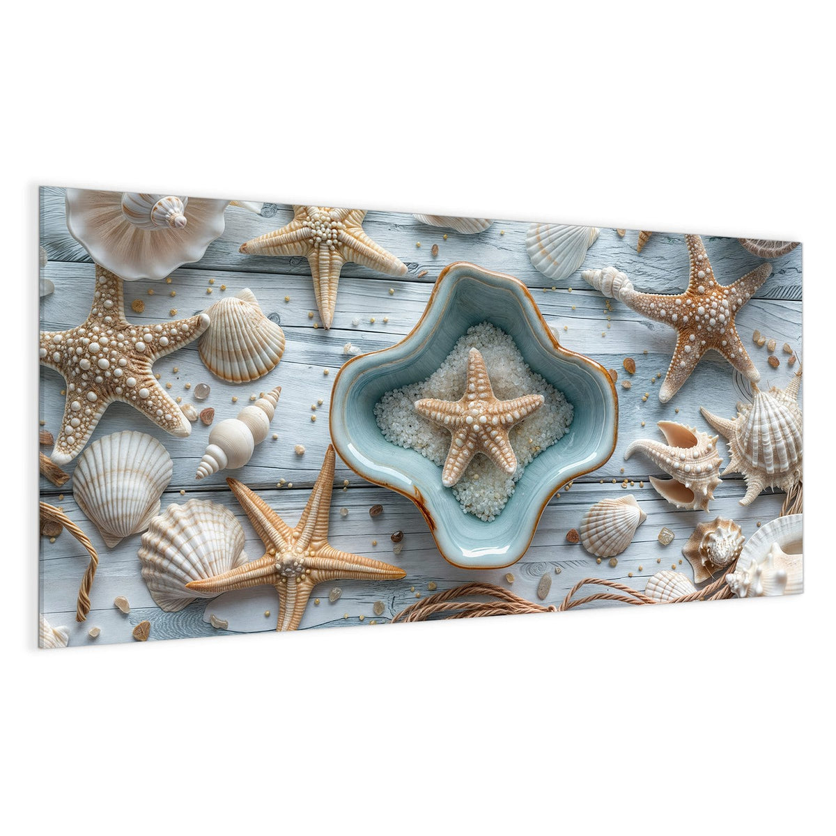 Seesterne und Muscheln auf heller Holzdiele, in der Mitte eine Schale mit grobem Salz