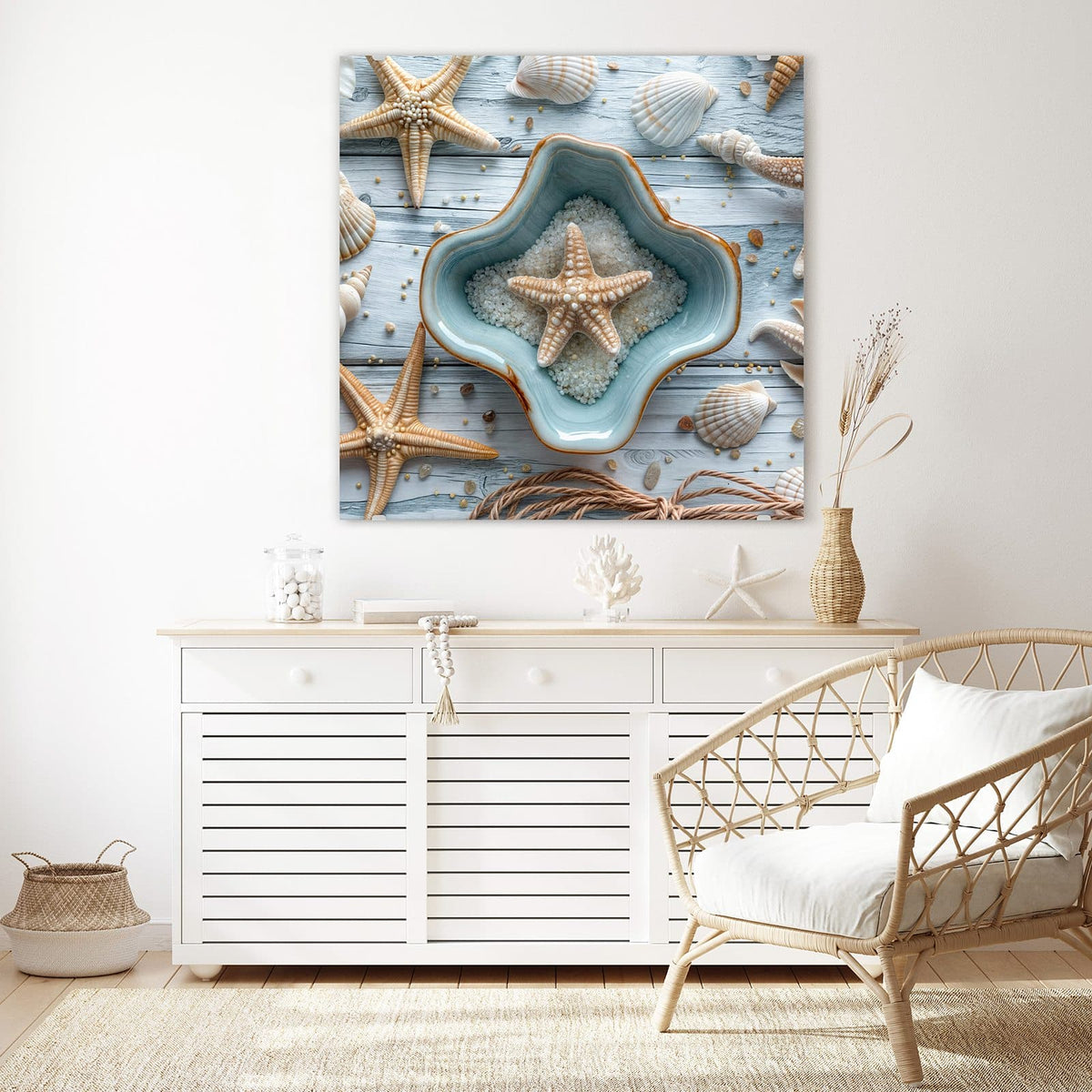 Glasbild Seesterne und Muscheln an der Wand – Seesterne und Muscheln auf heller Holzdiele, in der Mitte eine Schale mit grobem Salz
