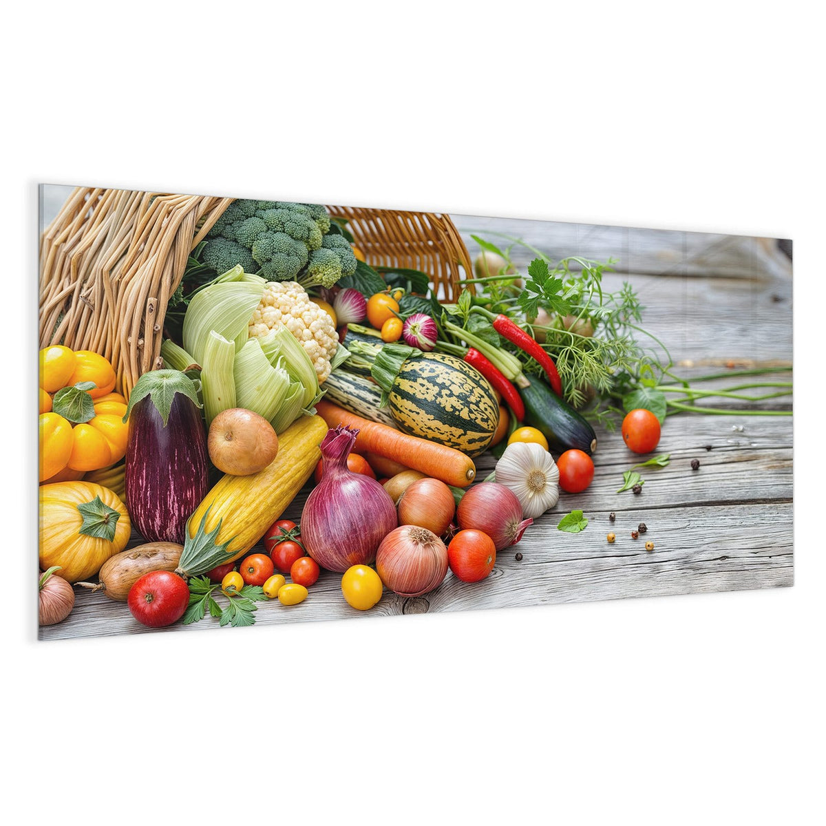 Umgekippter Weidenkorb, aus dem Brokkoli, Mais, Auberginen, Zwiebeln und Tomaten auf graues Holz quellen.