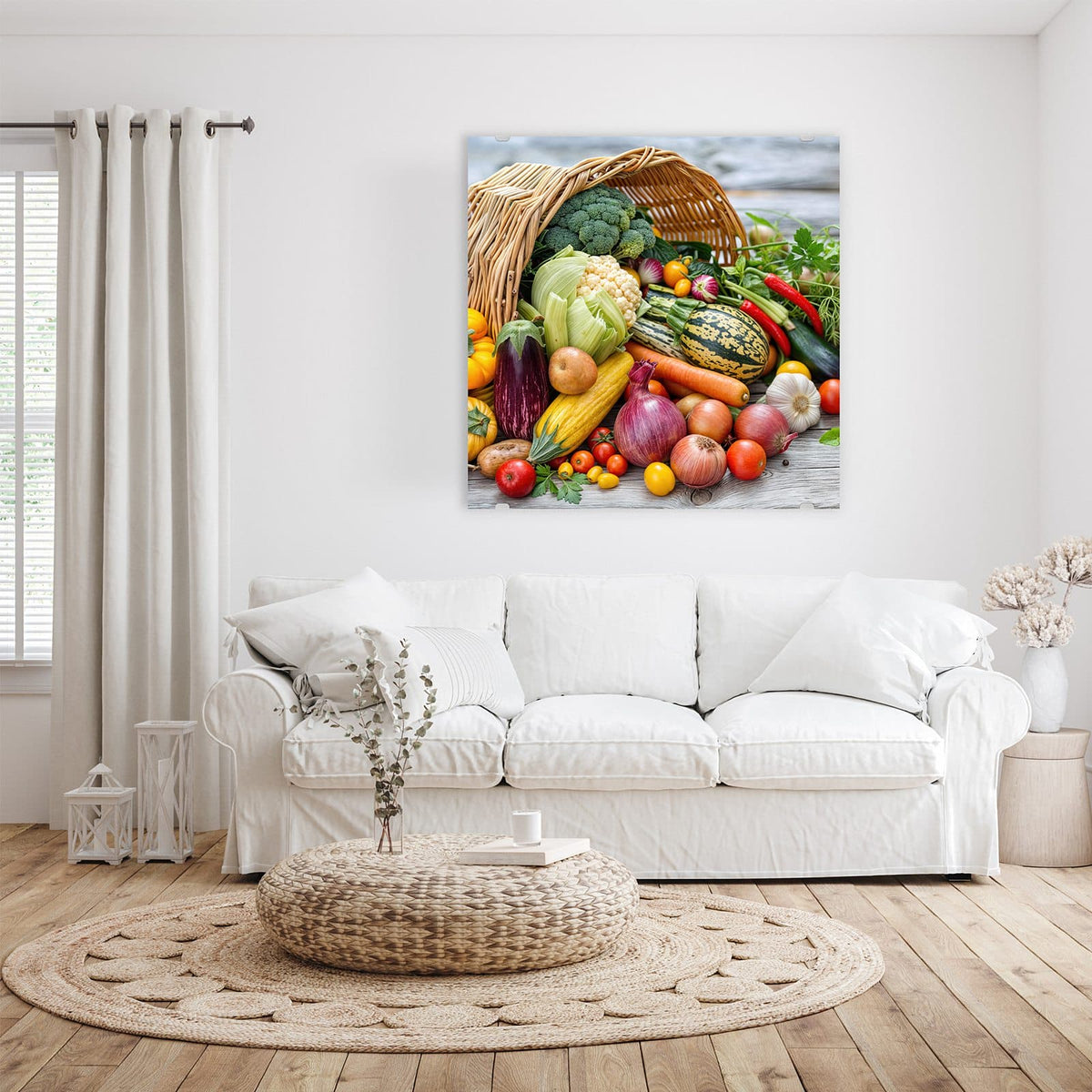 Glasbild Umgekippter Gemüsekorb an der Wand – Umgekippter Weidenkorb, aus dem Brokkoli, Mais, Auberginen, Zwiebeln und Tomaten auf graues Holz quellen.