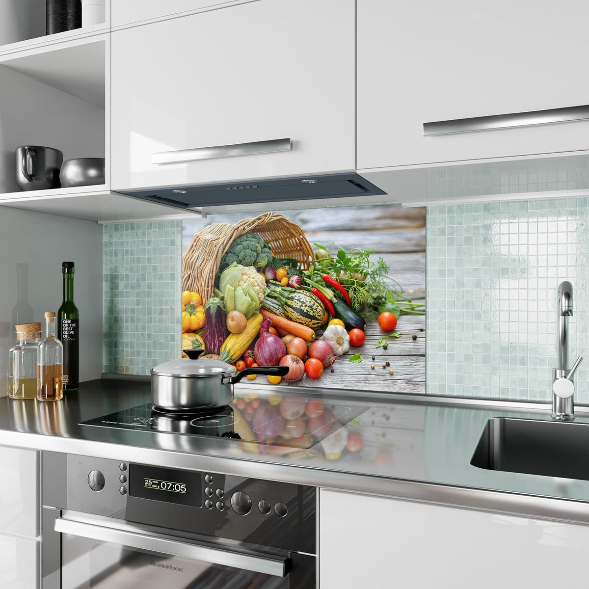 Küchenrückwand aus Glas Umgekippter Gemüsekorb im Hochformat als Spritzschutz hinter dem Kochfeld, über dem Fliesenspiegel montiert