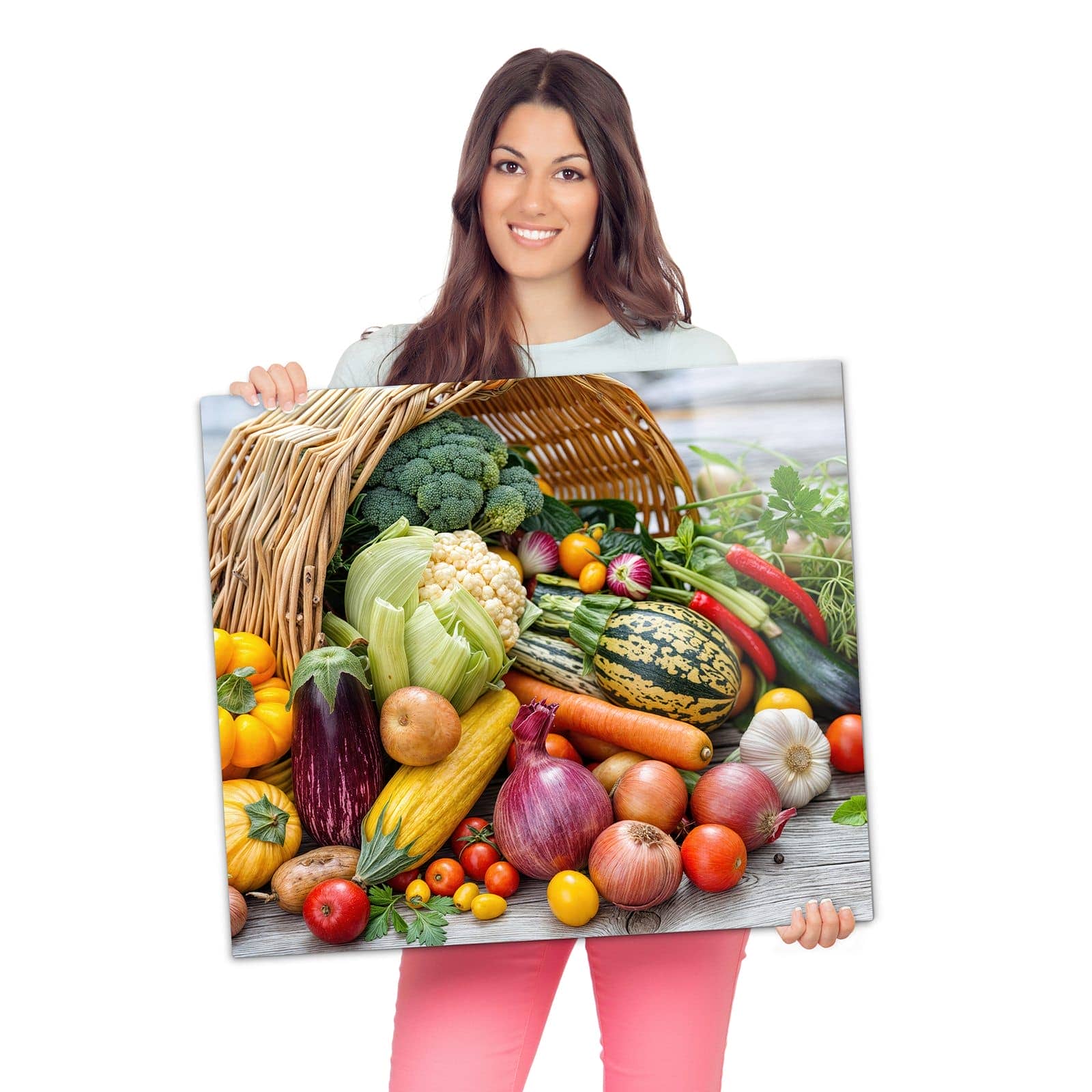 Herdabdeckung aus Holz mit Erntekorb Gemüse-Motiv wird zur Größendarstellung gehalten