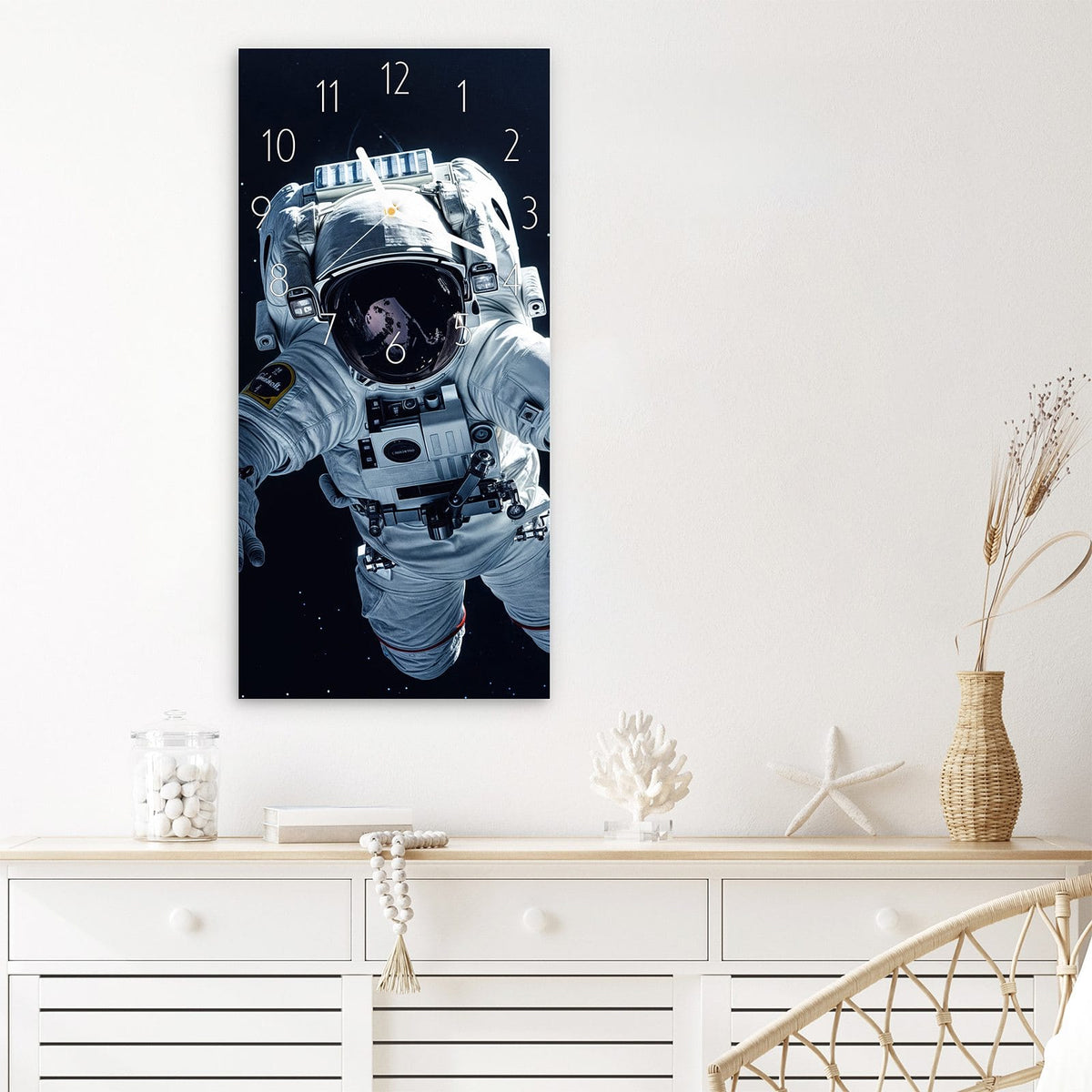 Wanduhr Astronaut im All aus Glas – Schwebender Astronaut im weißen Anzug