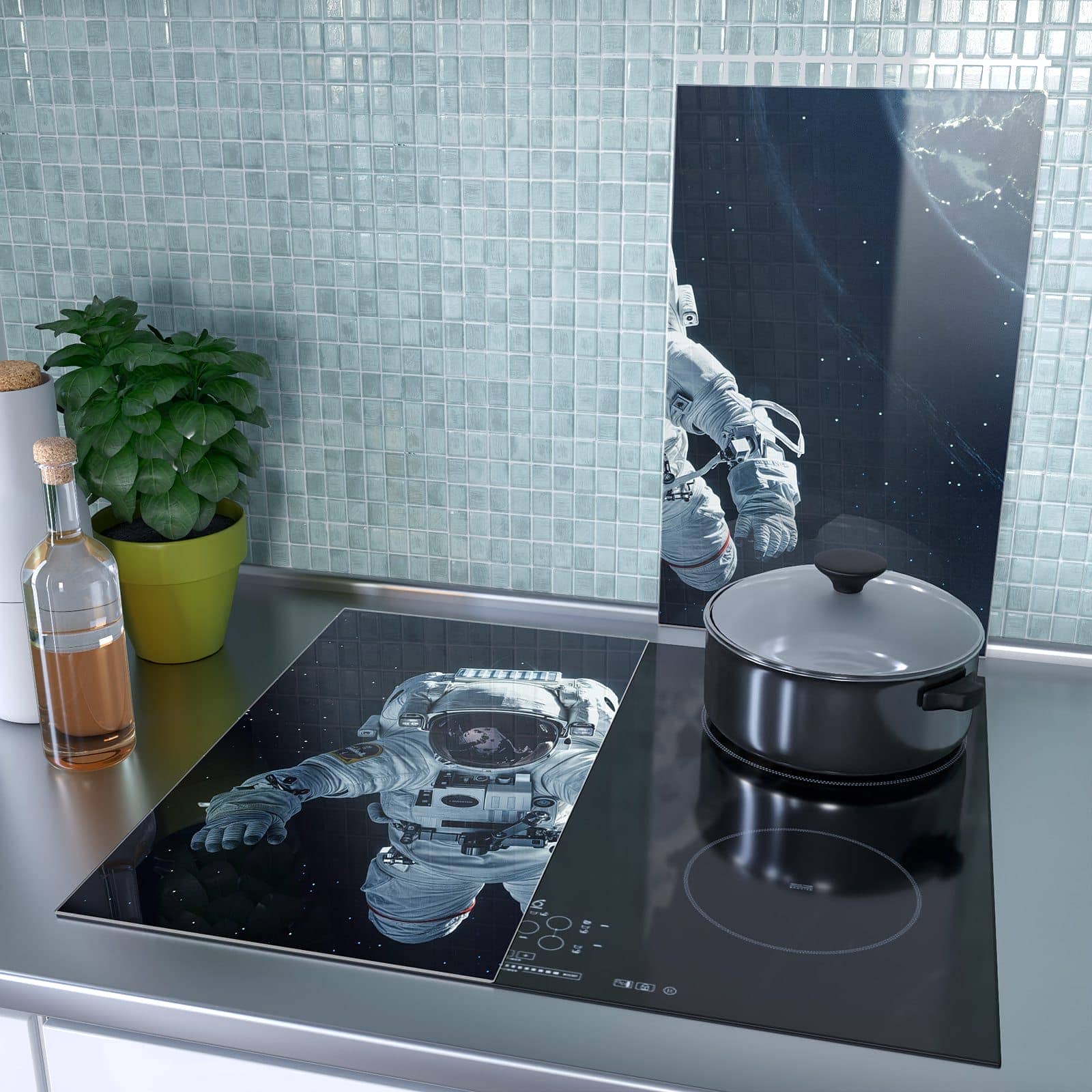 2-teilige Glasabdeckplatte für Ceranfeld mit Astronaut im All-Motiv als Spritzschutz hinter dem Kochfeld