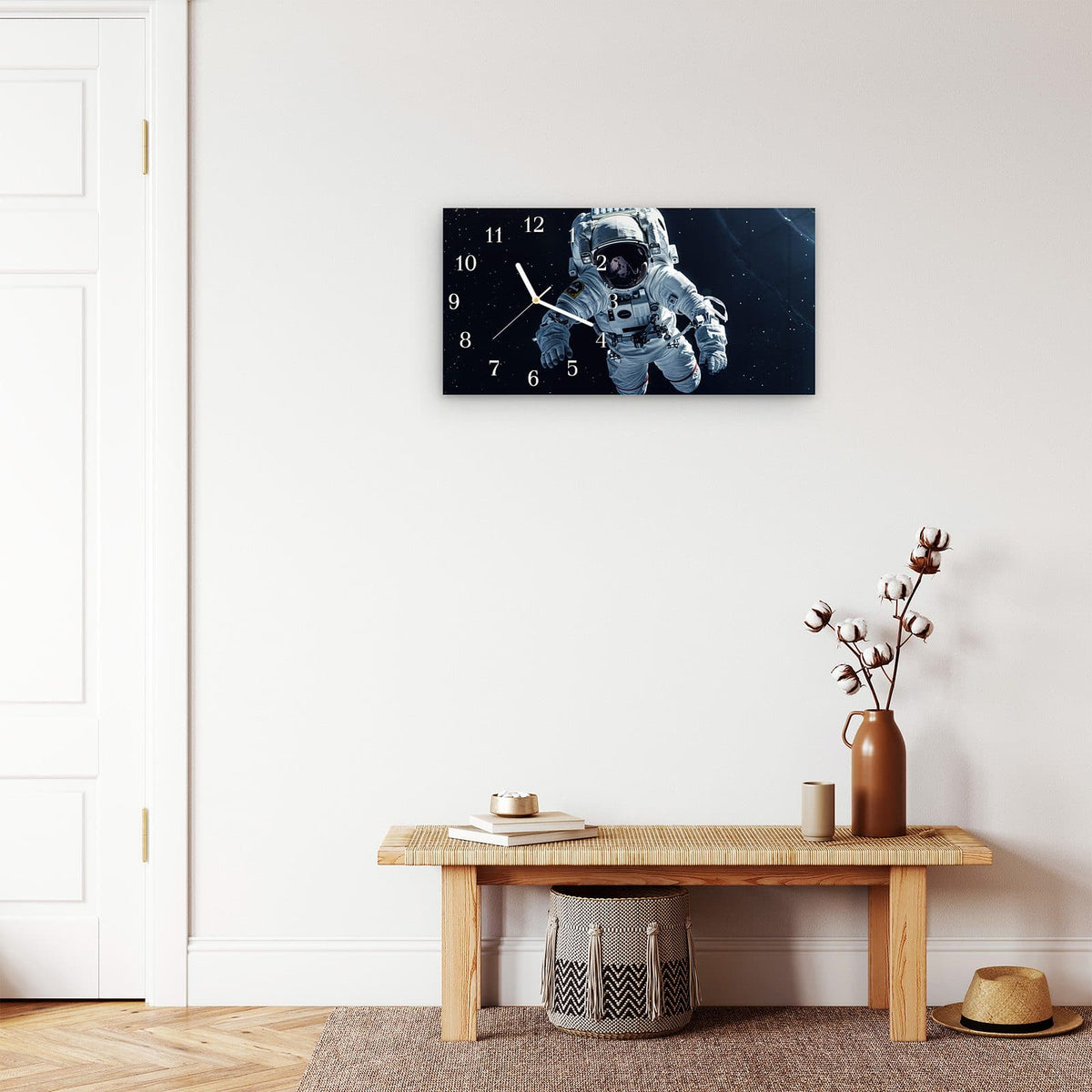 Moderne Wanduhr aus Glas mit Farbtiefe – Wanduhr Astronaut im All aus Glas – Querformat 60 × 30 cm