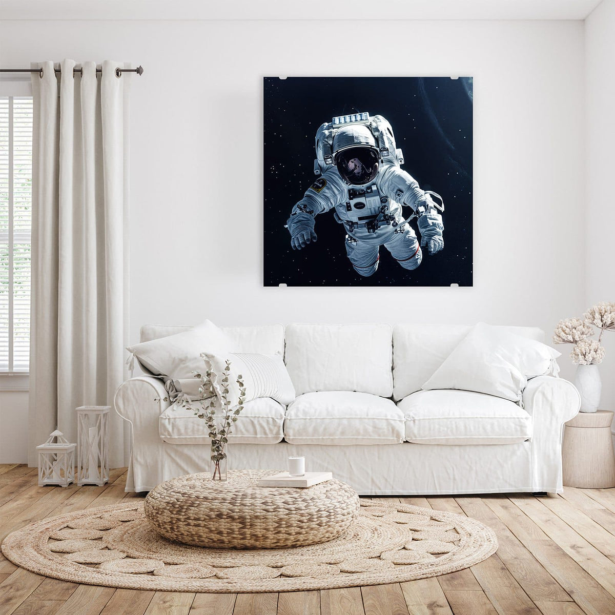 Glasbild Schwebender Astronaut an der Wand – Astronaut im weißen Anzug schwebt frei vor schwarzem Sternenhimmel