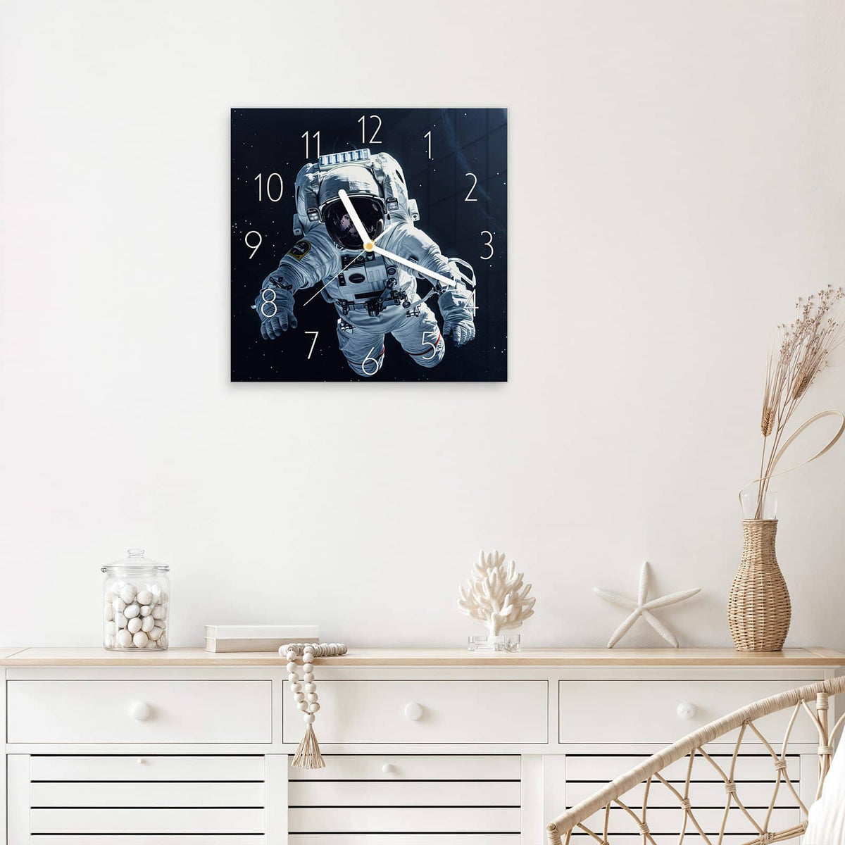 Wanduhr Schwebender Astronaut aus Glas – Quadratisch 30 × 30 cm – Schwebender Astronaut im weißen Anzug