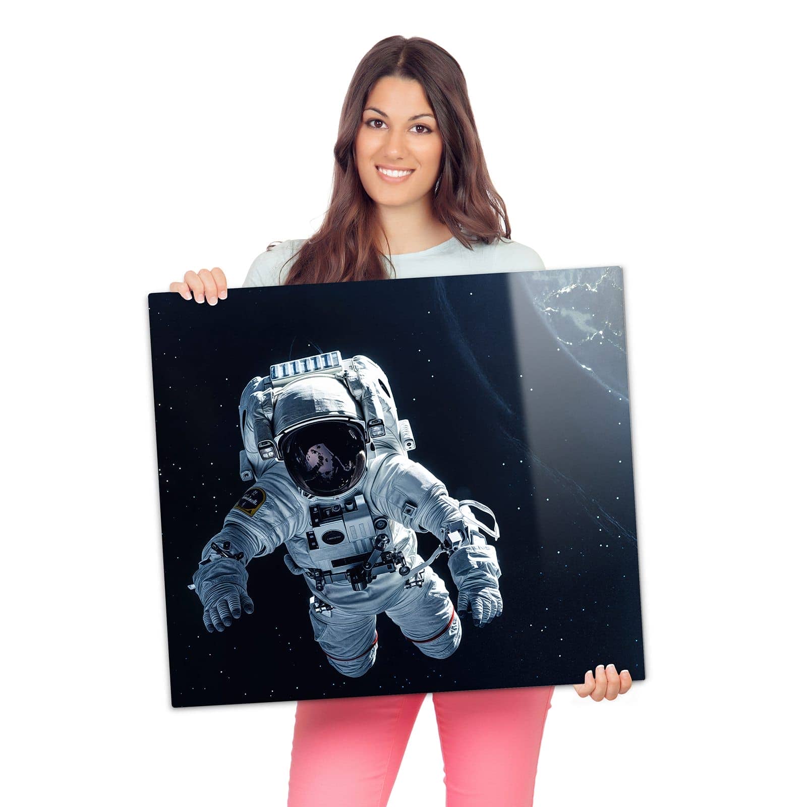 Glasplatte für Herd mit Astronaut im All-Motiv wird zur Größendarstellung gehalten
