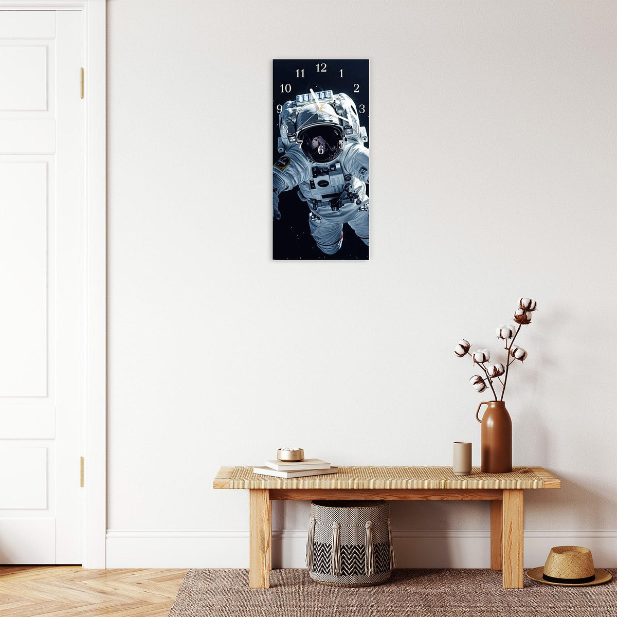Moderne Wanduhr aus Glas mit Farbtiefe – Wanduhr Astronaut im All aus Glas – Hochformat 30 × 60 cm