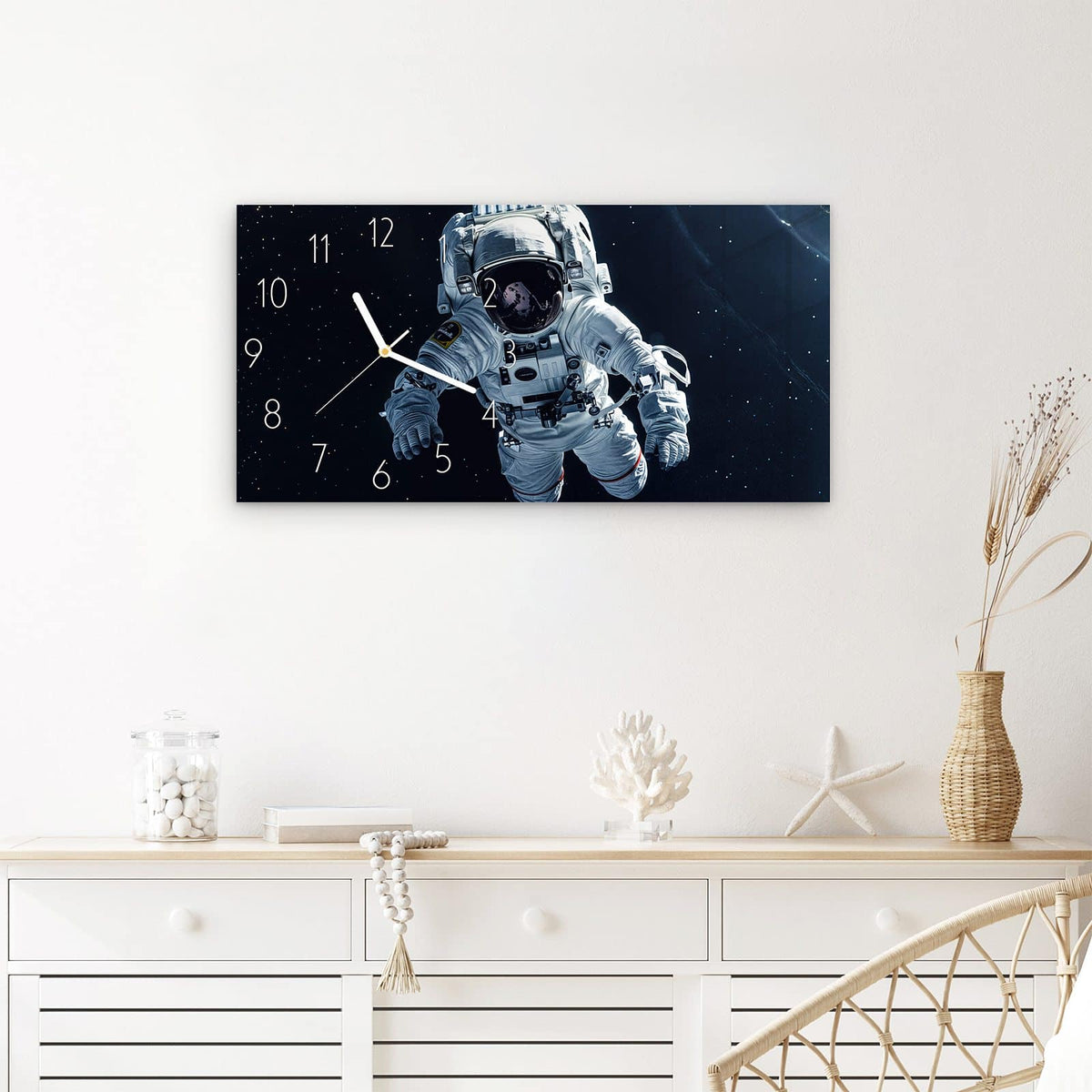 Wanduhr Astronaut im All aus Glas – Querformat 60 × 30 cm – Schwebender Astronaut im weißen Anzug