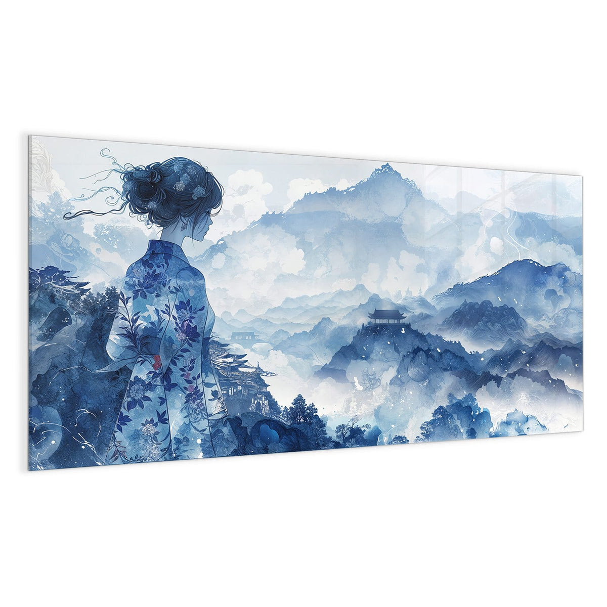Frau im blau gemusterten Kimono blickt von hinten auf eine nebelige Berglandschaft mit Pagode