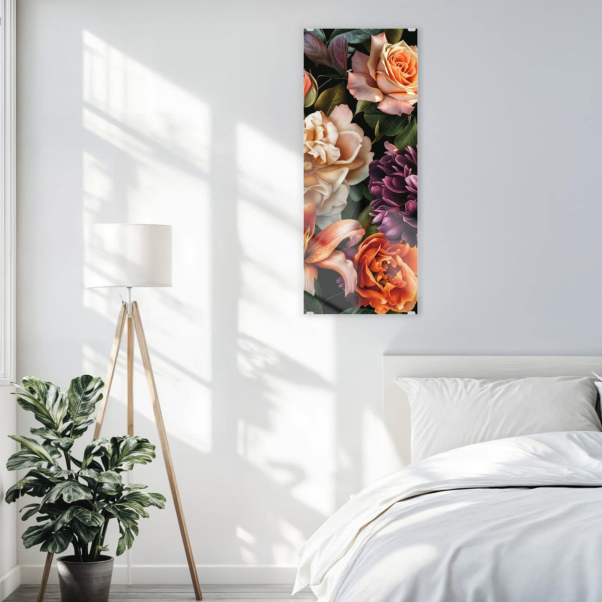 Glasbild Lilien und Rosen an der Wand – Üppiges Bouquet aus orangen Lilien, Rosen und einer dunkelvioletten Dahlie auf Schwarz.
