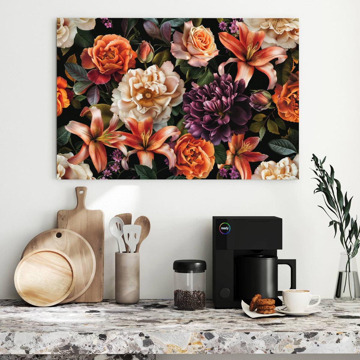 Üppiges Bouquet aus orangen Lilien, Rosen und einer dunkelvioletten Dahlie auf Schwarz.