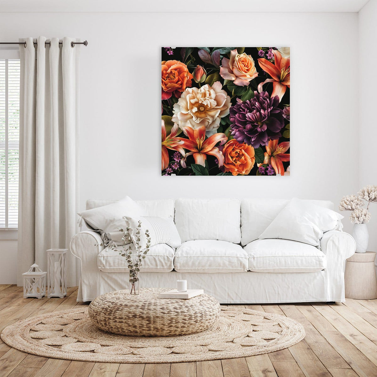 Glasbild Lilien und Rosen an der Wand – Üppiges Bouquet aus orangen Lilien, Rosen und einer dunkelvioletten Dahlie auf Schwarz.