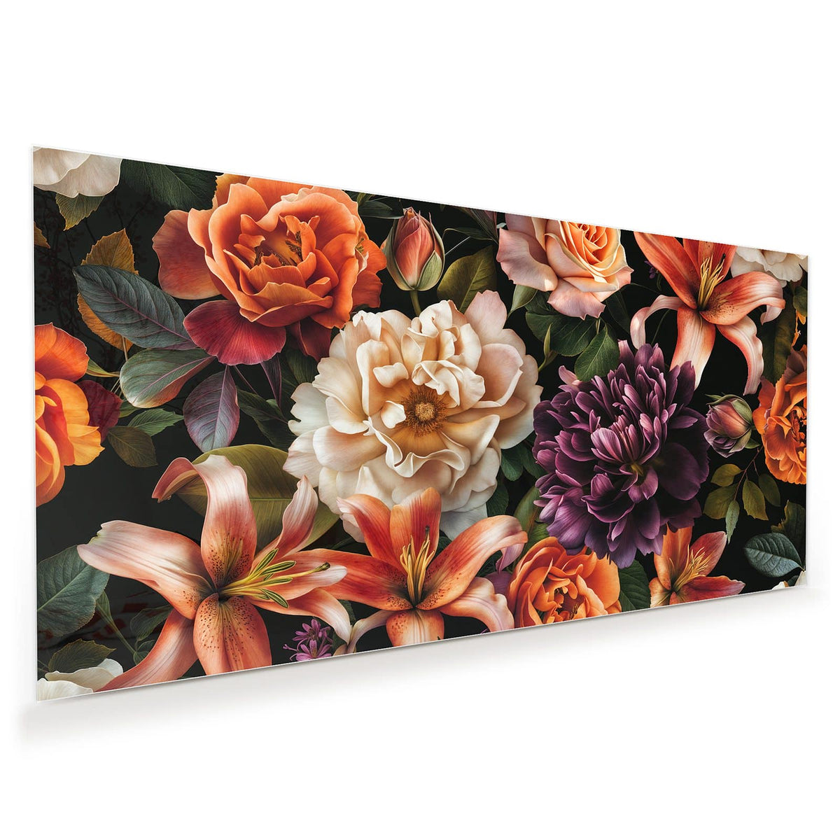 Üppiges Bouquet aus orangen Lilien, Rosen und einer dunkelvioletten Dahlie auf Schwarz.