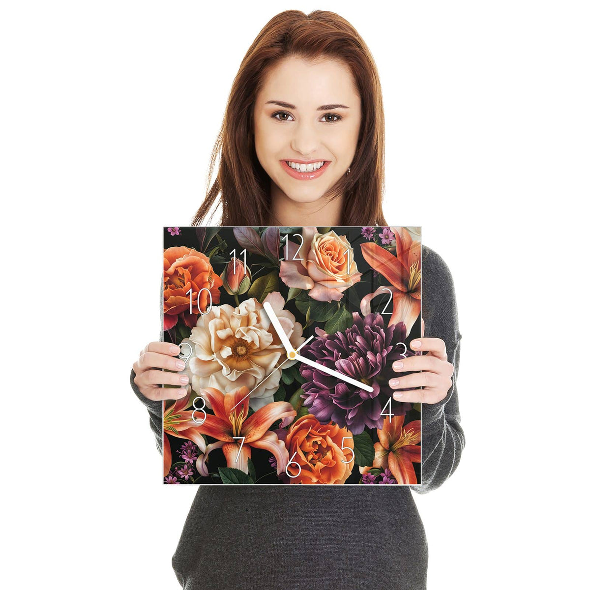 Üppiges Bouquet aus orangen Lilien, Rosen und einer dunkelvioletten Dahlie auf Schwarz.