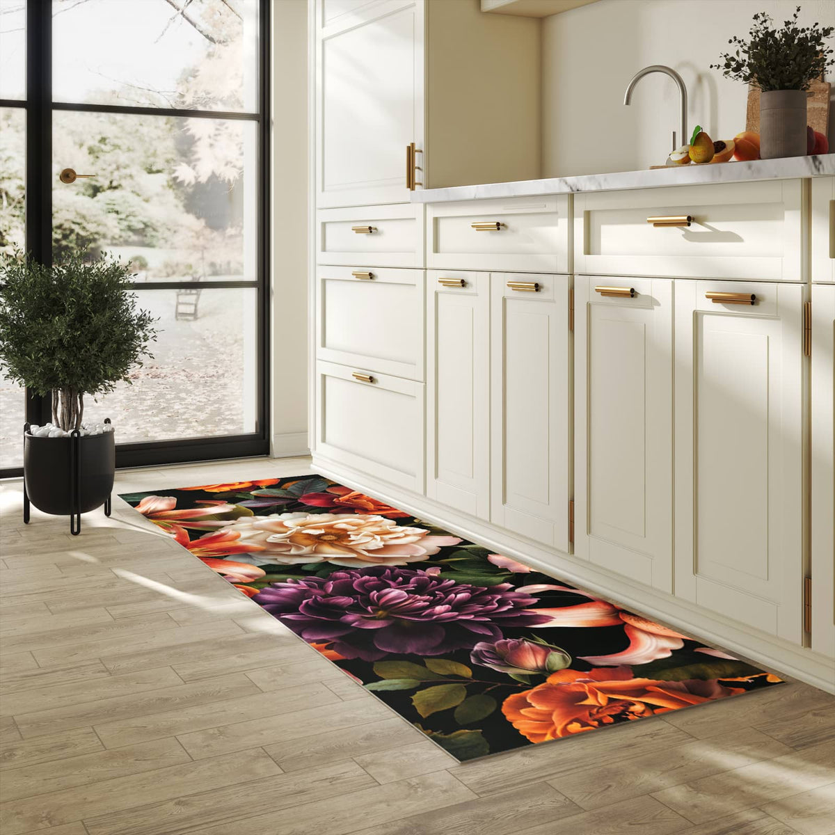 Wasserabweisender Küchenläufer mit Motiv Blumenpracht in heller Küche