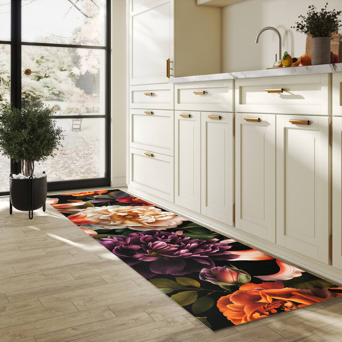 Schmutzabweisender Teppichläufer mit Motiv Blumenpracht in heller Küche