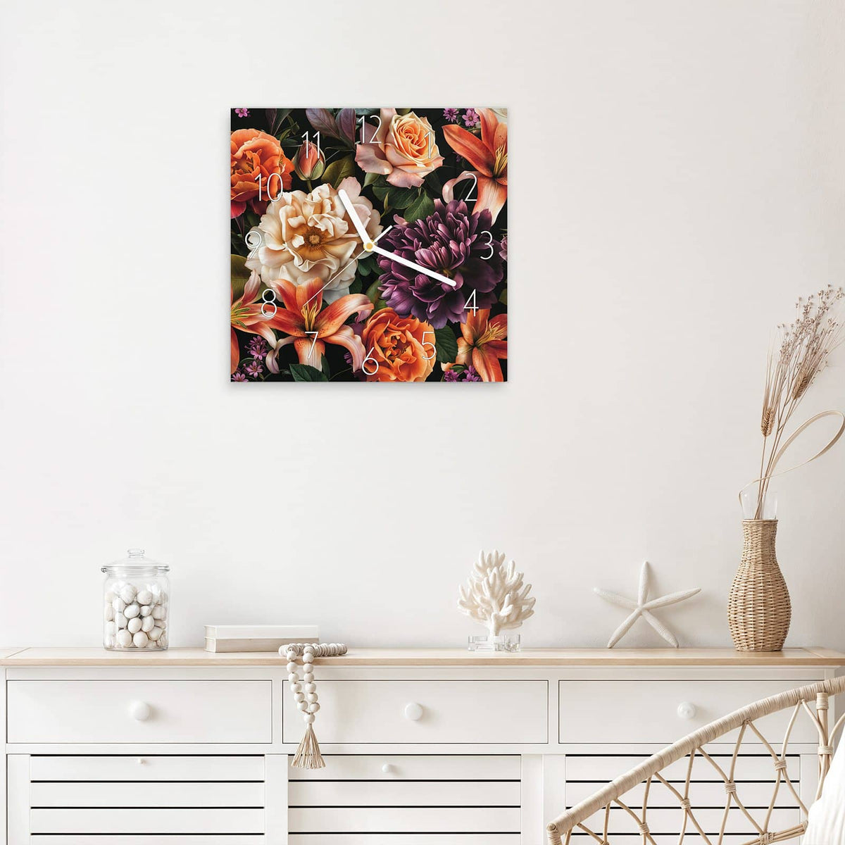 Wanduhr Lilien und Rosen aus Glas – Quadratisch 30 × 30 cm – Üppige Blüten auf schwarzem Grund
