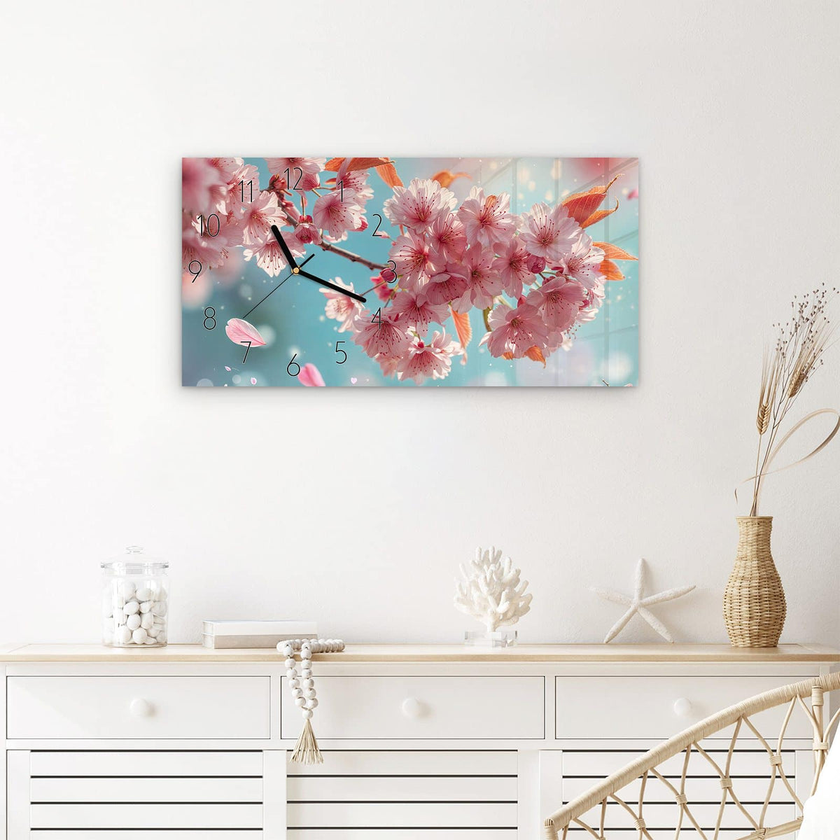 Wanduhr Kirschblüte Himmel aus Glas – Querformat 60 × 30 cm – Kirschblütenzweig vor pastellblauem Bokeh
