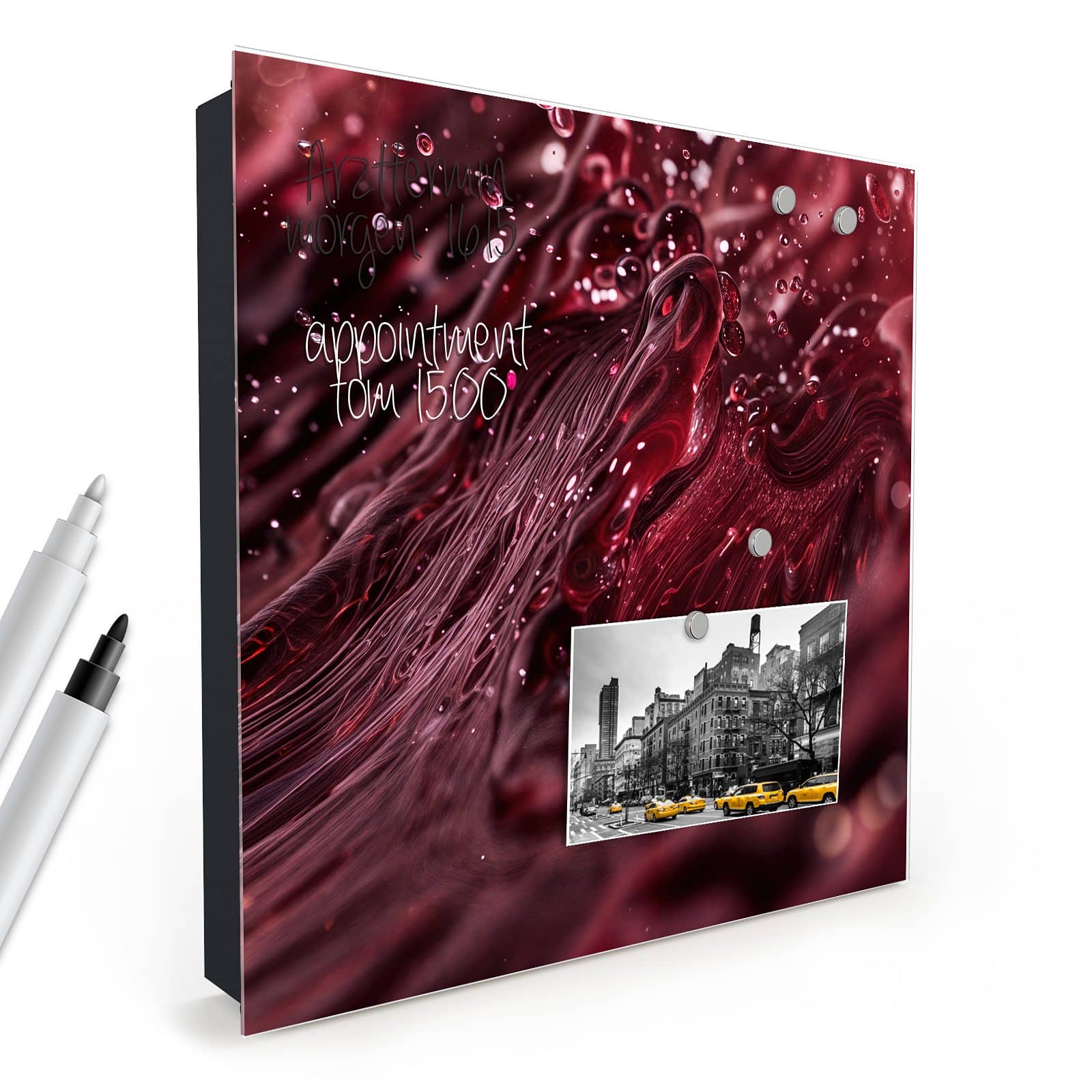 Aufgeräumte Schlüsselbox mit Motiv Wirbelnde Flüssigkeit in schräger Produktansicht mit Zubehör