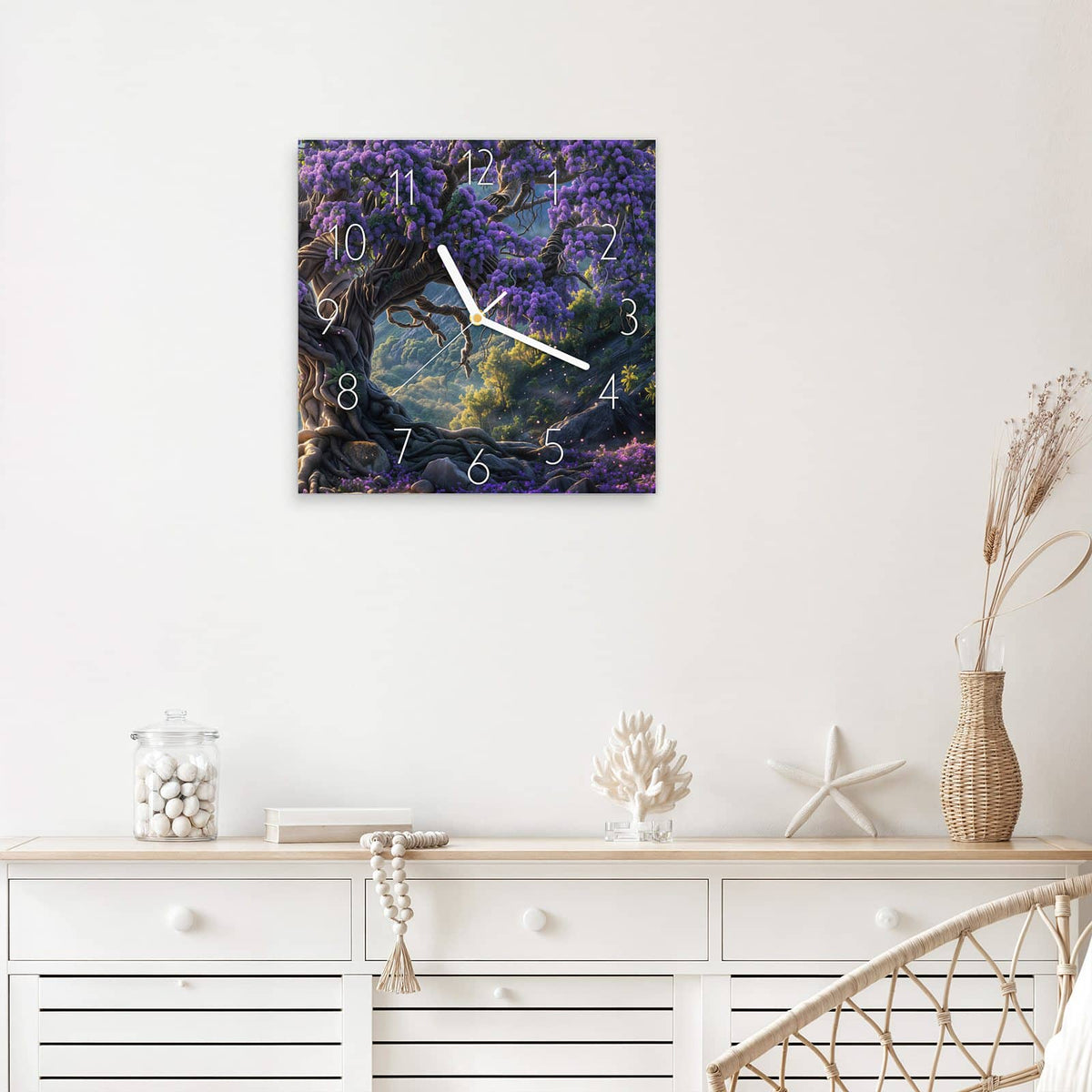 Wanduhr Baum in Fliederblüte aus Glas – Quadratisch 30 × 30 cm – Lila blühender Baum über grünem Tal