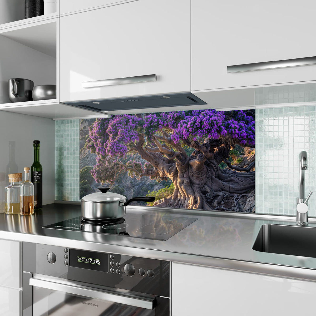 Küchenrückwand aus Glas Baum mit lila Blüten im Hochformat als Spritzschutz hinter dem Kochfeld, über dem Fliesenspiegel montiert