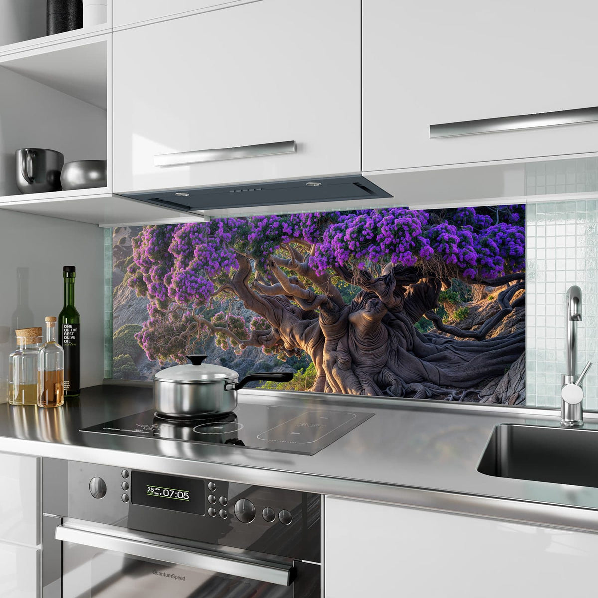 Küchenrückwand aus Glas Baum mit lila Blüten im Hochformat als Spritzschutz hinter dem Kochfeld, über dem Fliesenspiegel montiert
