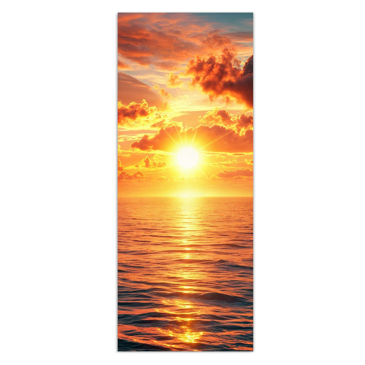 tief stehende Sonne über dem Meer, davor dunkle, glutrot gefärbte Wolken