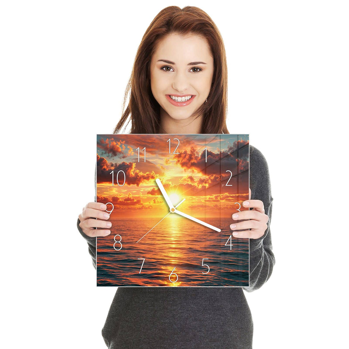 tief stehende Sonne über dem Meer, davor dunkle, glutrot gefärbte Wolken