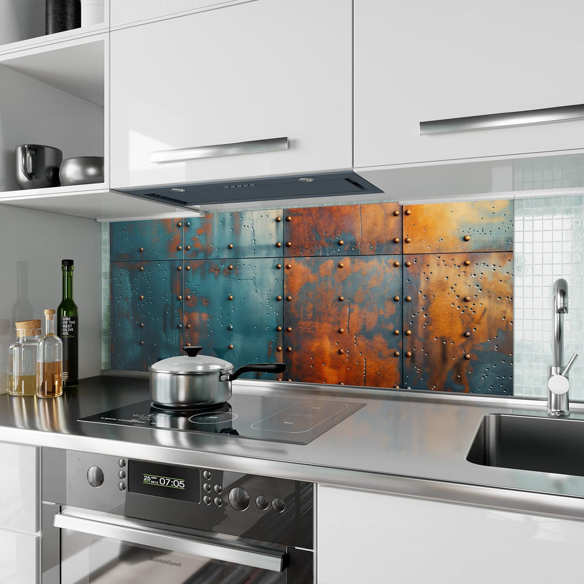 Küchenrückwand aus Glas Genietetes Blech im Hochformat als Spritzschutz hinter dem Kochfeld, über dem Fliesenspiegel montiert