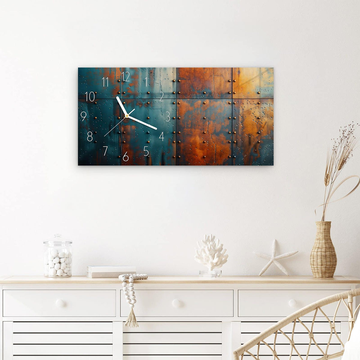 Wanduhr Industriedesign aus Glas – Querformat 60 × 30 cm – Genietete Metallplatten in Blau und Rost