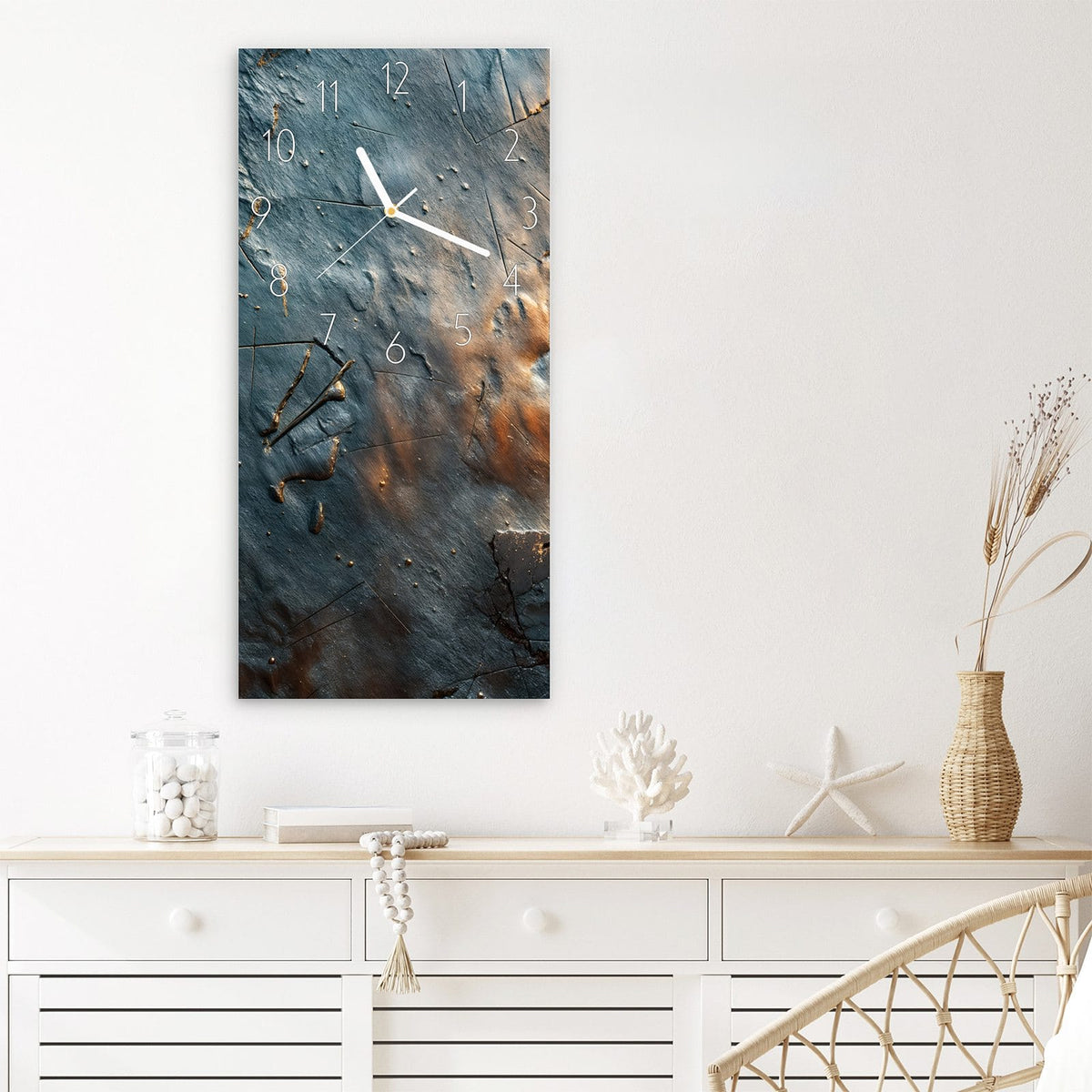 Wanduhr Metallische Oberfläche aus Glas – Hochformat 30 × 60 cm – Zerkratzte Fläche in Blau und Braun
